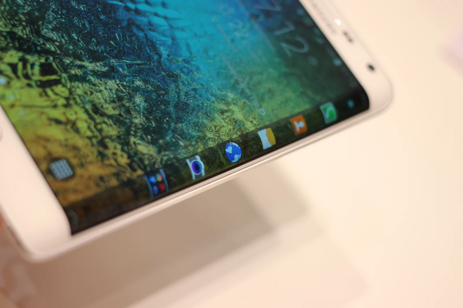 Galaxy Note Edge 右侧曲面快捷应用近景，来源画面已只包含部分机身