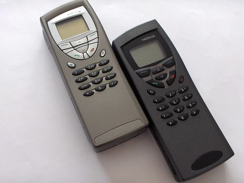 Nokia 9210 在左、9110 在右的实物对照
