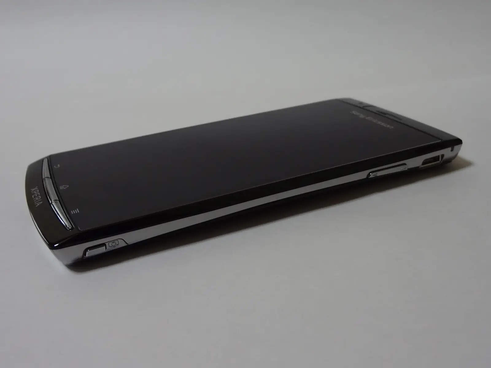 Sony Ericsson Xperia arc Japanese SO-01C low-angle photograph showing the curved profile