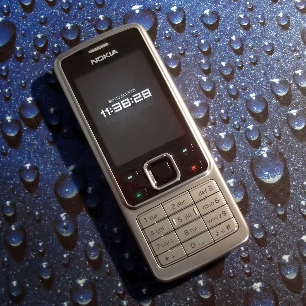 Nokia 6300 实机正面与数字时钟，来源标注北美版本