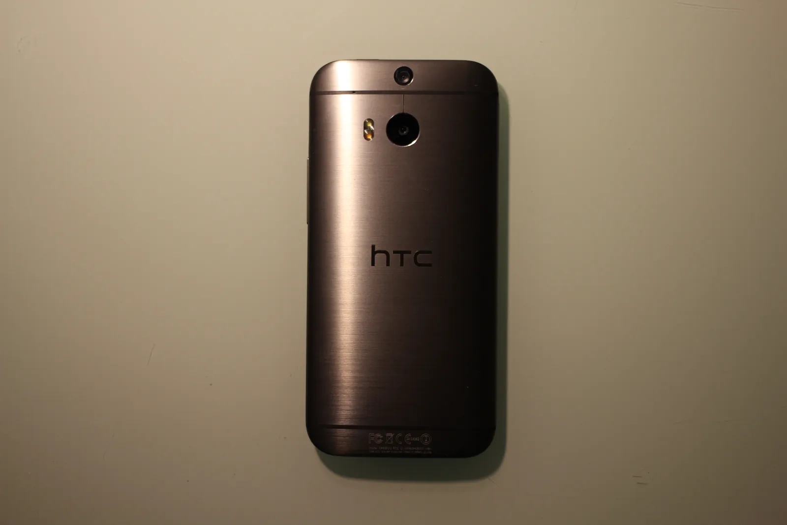 HTC One（M8）完整背面，展示拉丝铝壳、Duo 双镜与双色闪光灯