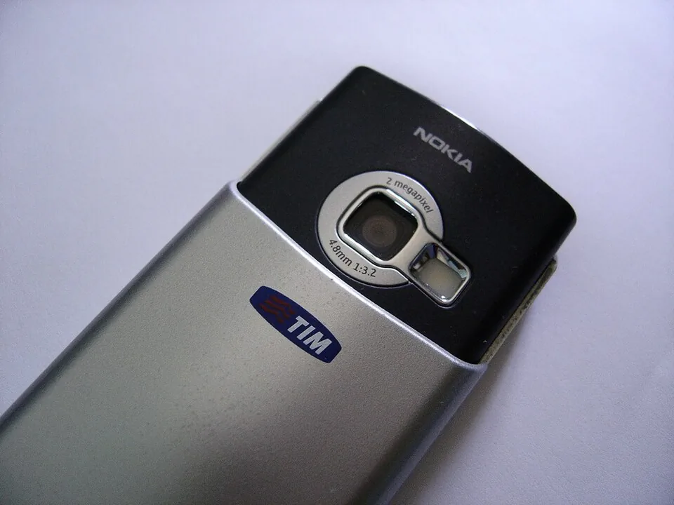 Nokia N70 背面，镜头盖打开，保留 TIM 运营商品牌