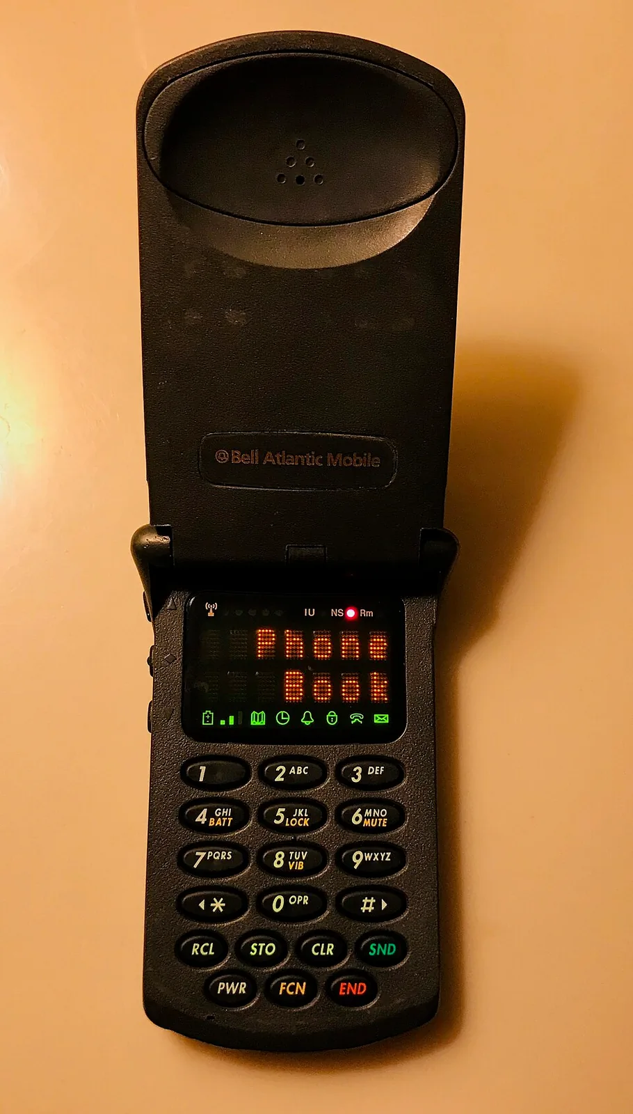 Motorola StarTAC 8500 AMPS 实物，红色屏幕显示电话簿菜单