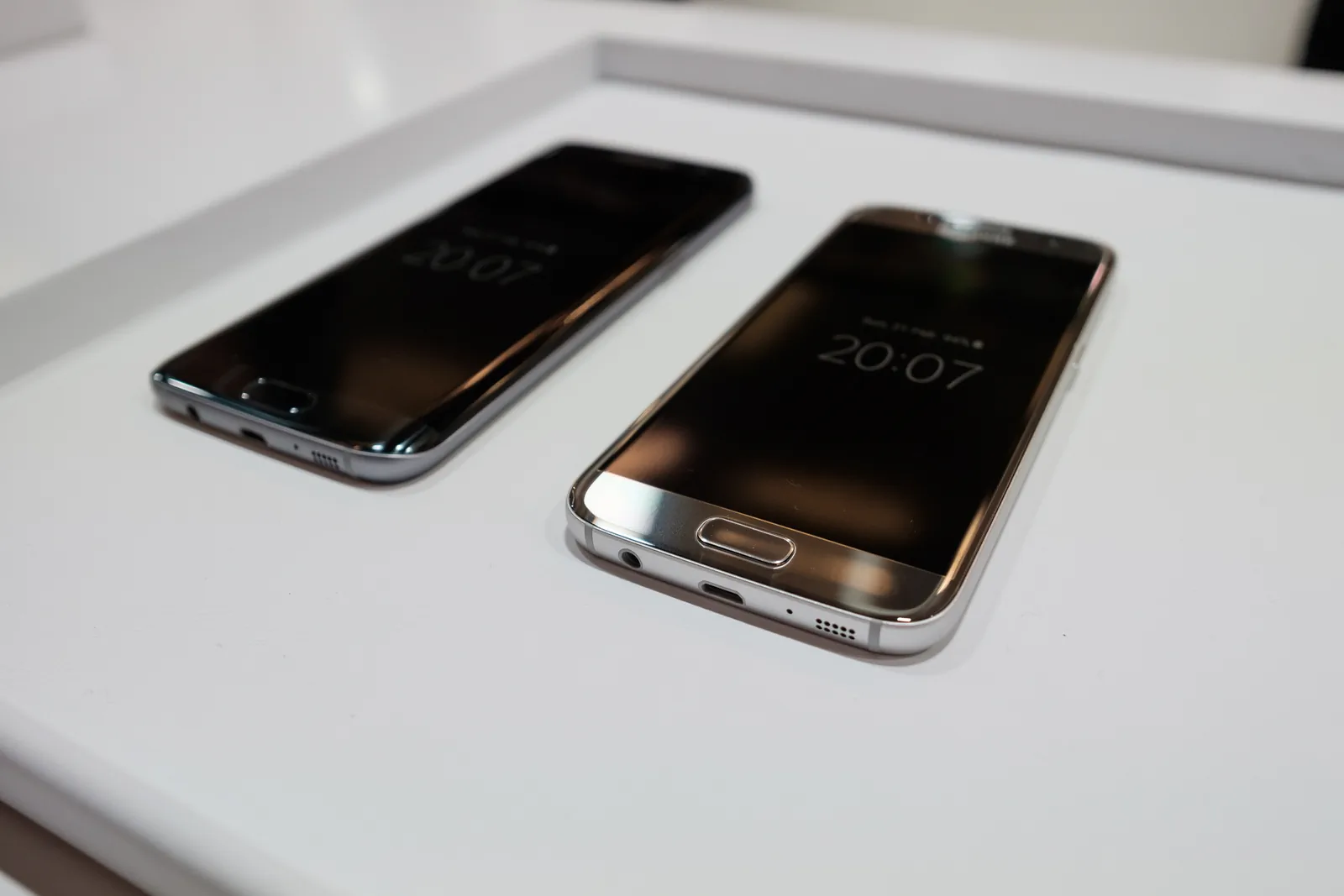 Original Barcelona comparison: gold flat-screen Galaxy S7 on right, larger black S7 edge on left; original framing retained