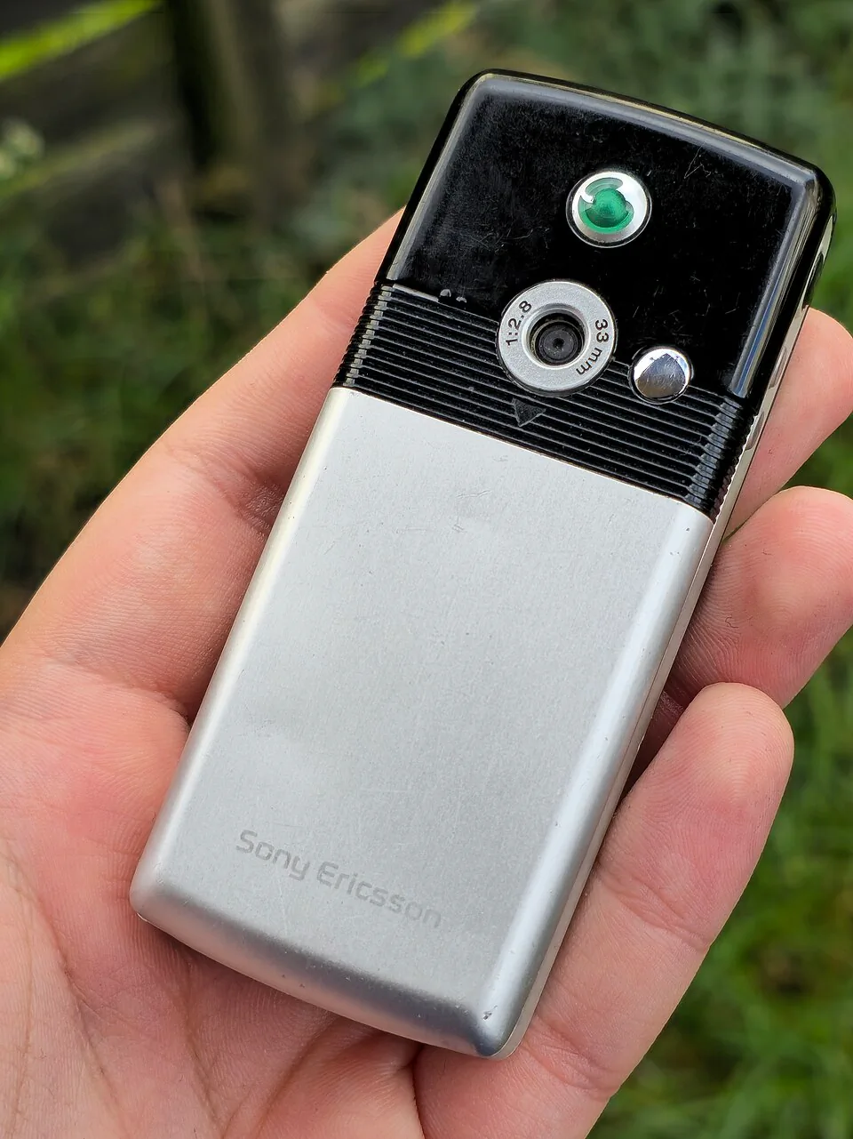 Sony Ericsson T610 实机背面，显示内置相机与银色后盖