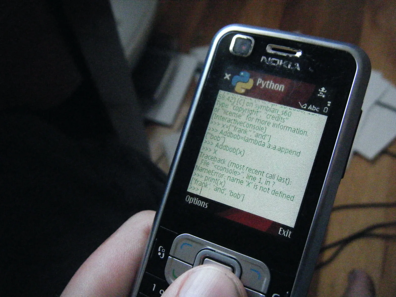 Nokia 6120 classic 运行另外安装的 Python for S60，保留原持机手指与控制台内容
