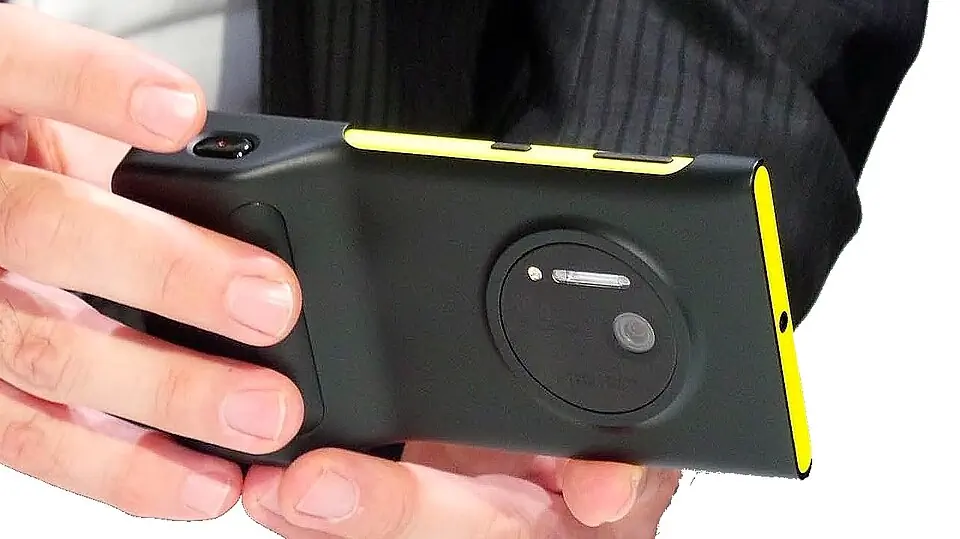 装上可选 PD-95G 摄影手柄的 Nokia Lumia 1020