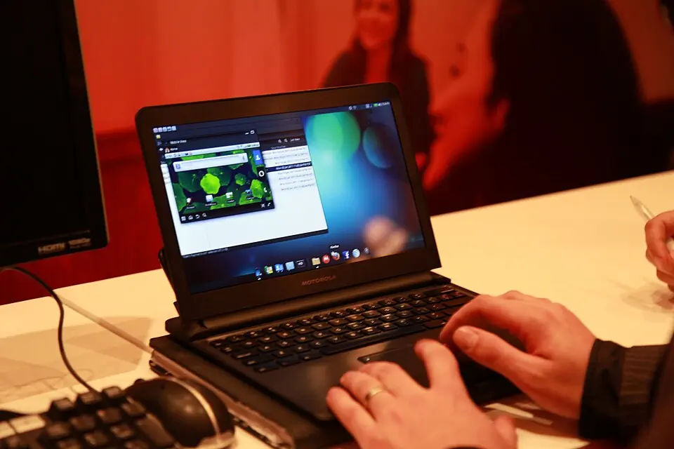 CES 2011 的 Atrix 4G 与选配 Lapdock，手机插接在屏幕后方