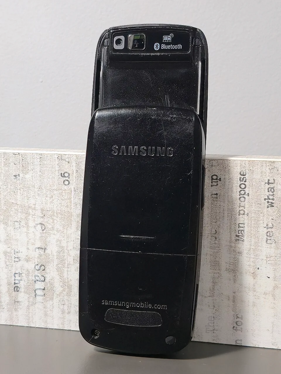 三星 SGH-E250 实机背面，滑盖开启
