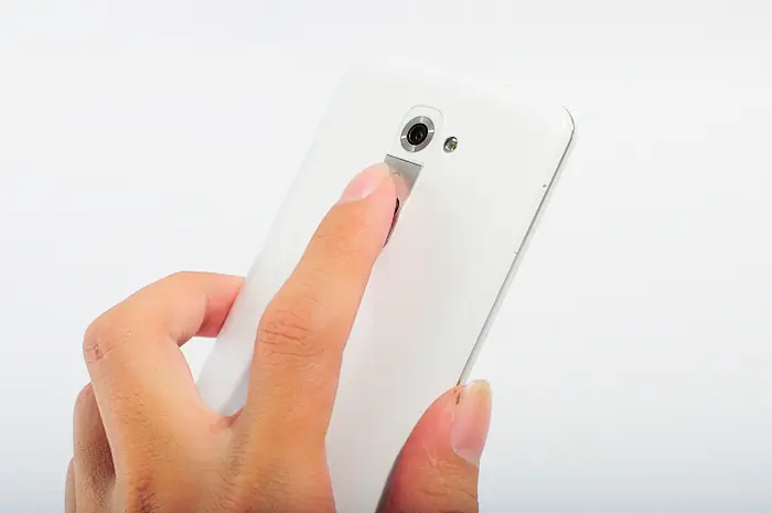 LG G2 白色实机背面，展示电源与音量键