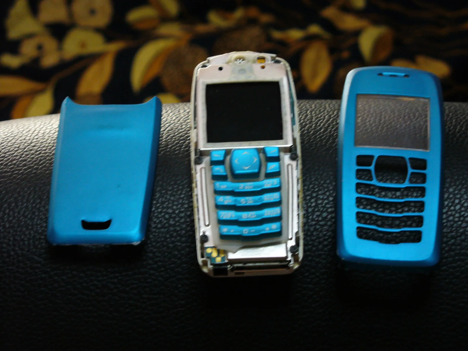 Nokia 3100 机身与拆下的蓝色前后盖