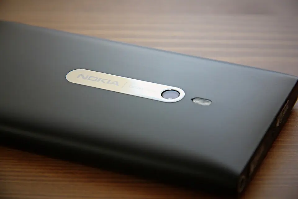 Nokia Lumia 800 背面的 Carl Zeiss 镜头和双 LED