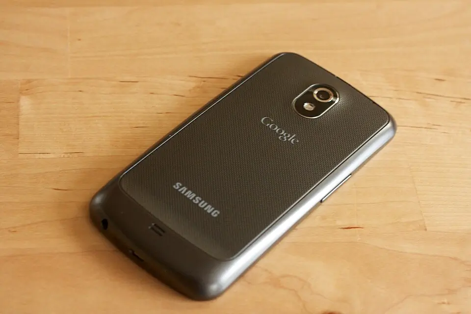 Galaxy Nexus 实机背面，纹理后盖、相机及闪光灯