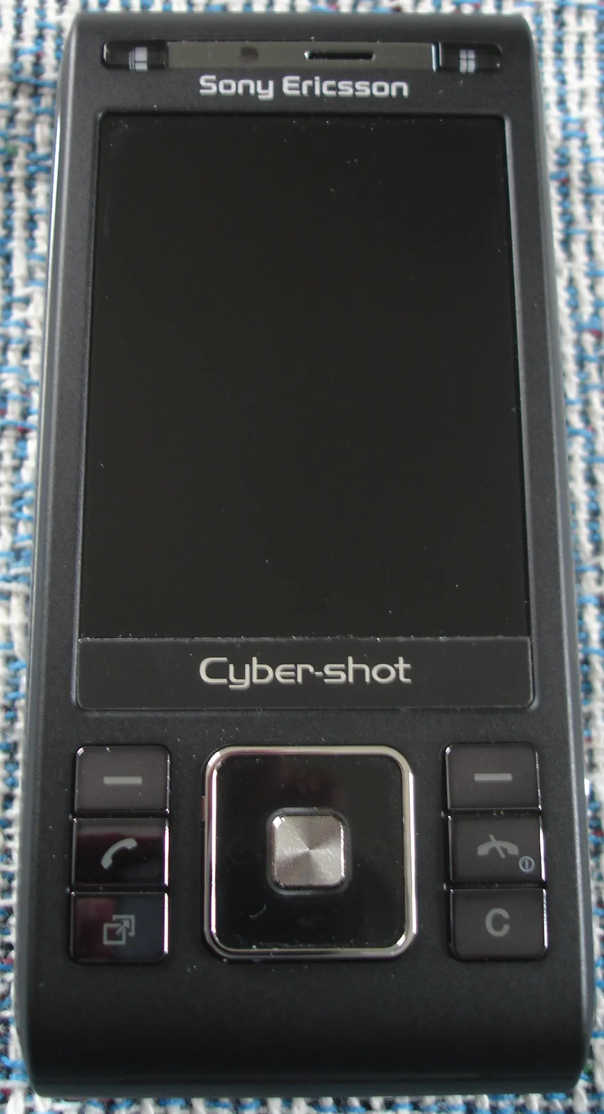 Sony Ericsson C905 完整正面，滑盖收起、屏幕关闭，保留原运营商标识