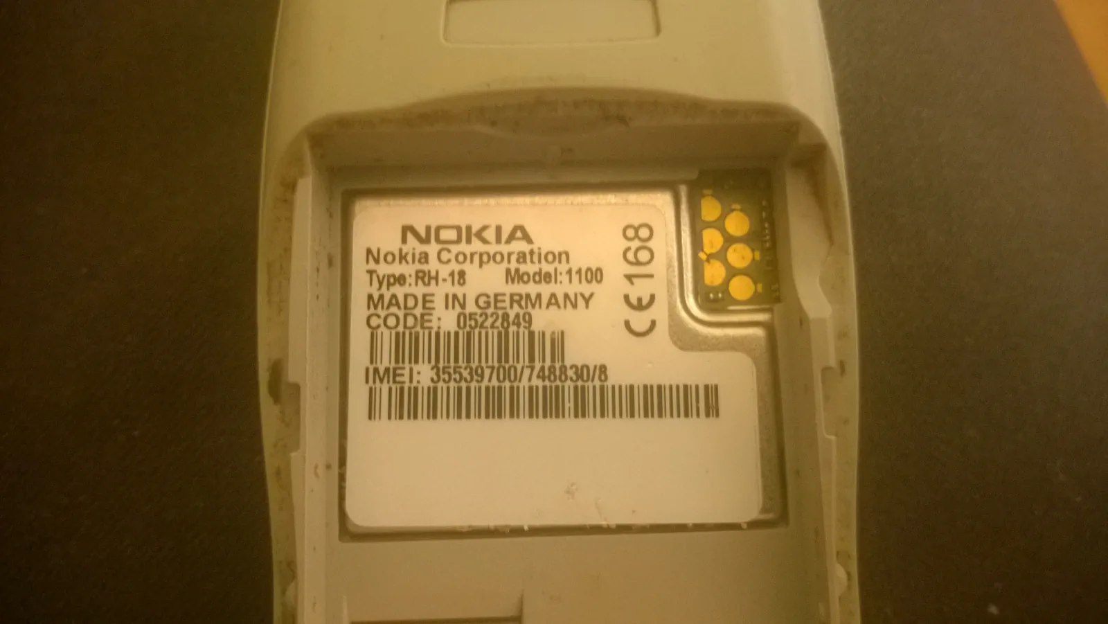 Nokia 1100 取下电池后的电池仓与原机 RH-18 标签