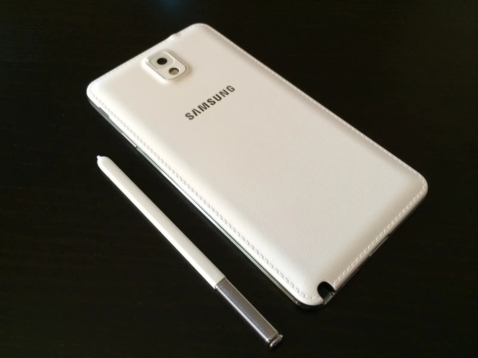 Samsung Galaxy Note 3 白色实机背面与单独放置的 S Pen