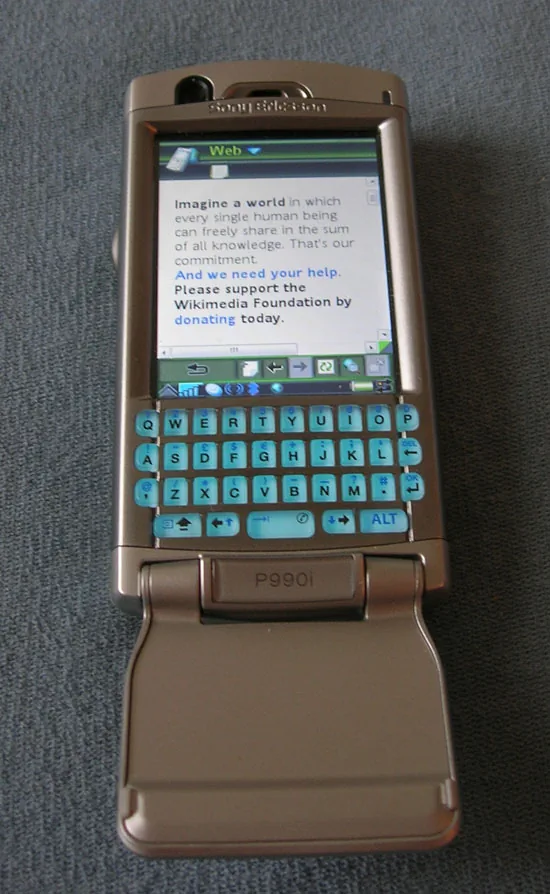 Sony Ericsson P990i 实机，翻盖打开露出机身 QWERTY 键盘