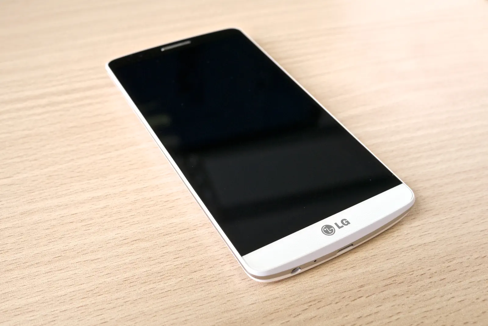LG G3 白色正面与底部接口，原木桌全图