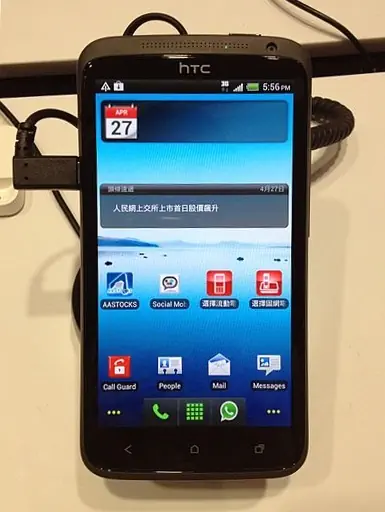 2012 年香港店内展示的 HTC One X；防盗固定件为店铺附件