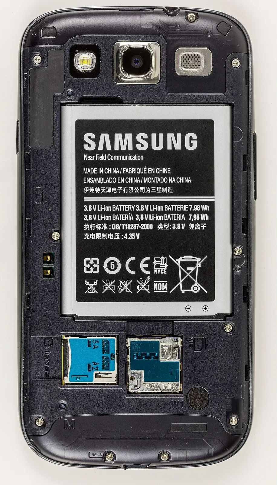 三星 Galaxy S III GT-I9300 拆下后盖的实机，电池与卡槽可见