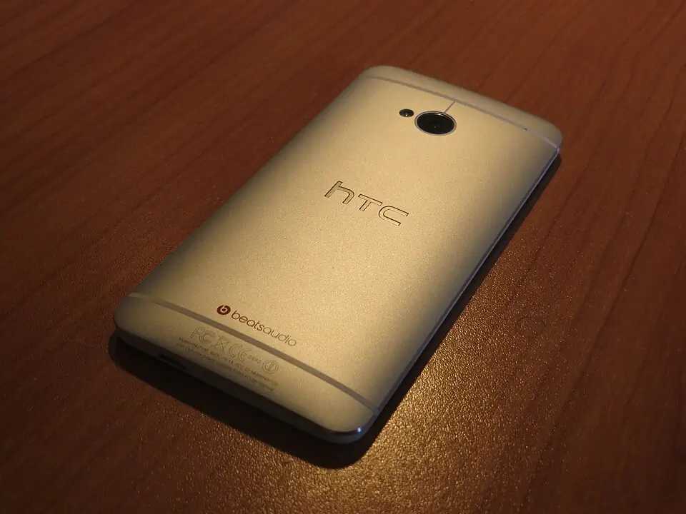 银色 HTC One M7 实物背面