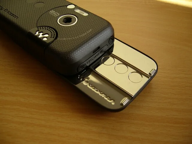 Sony Ericsson W850i 实机背面局部，相机、补光灯及滑盖结构