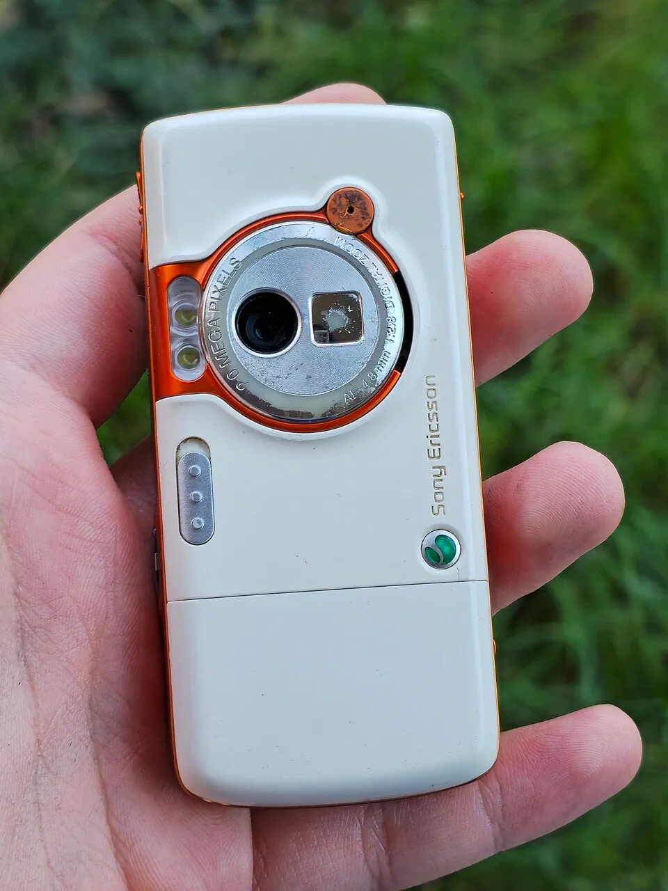 索尼爱立信 W800i 实机背面，镜头盖打开