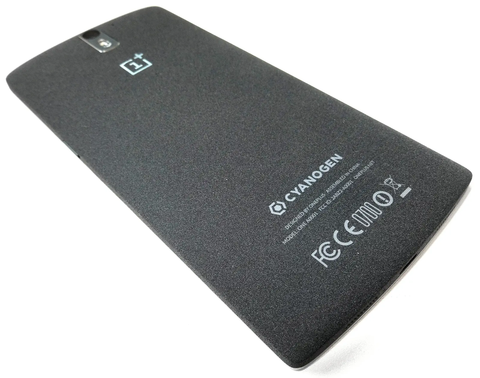 OnePlus One 砂岩黑背部、后摄与 Cyanogen 标识