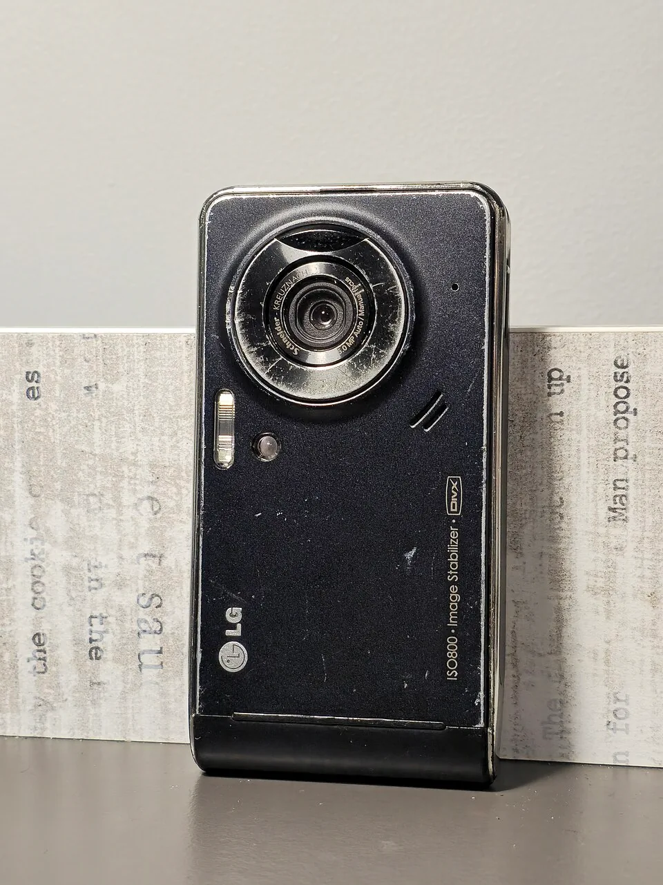 LG KU990 Viewty 黑色实机背面，Schneider 镜头与氙气闪光灯