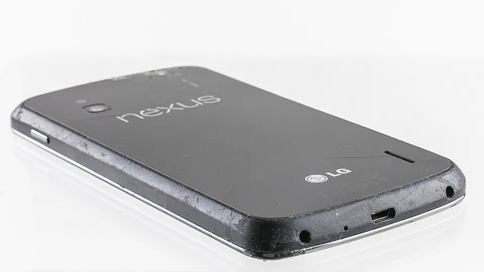 Nexus 4 LG-E960 实机背面及底部，机身可见使用痕迹