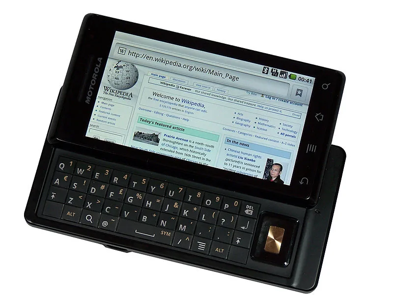 Motorola Milestone 实物，滑盖展开显示四行 QWERTY 键盘