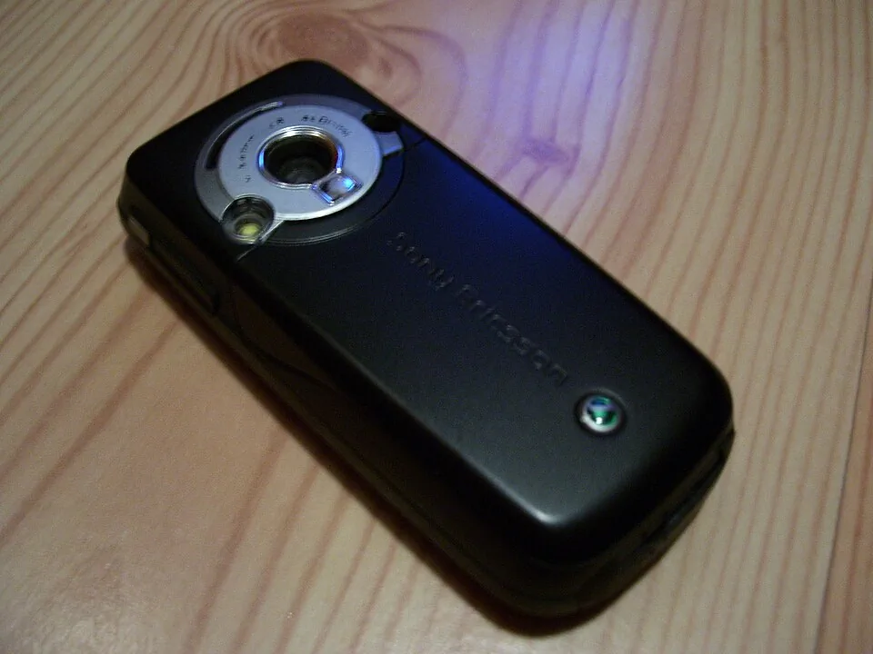 Sony Ericsson K700i 实机背面，显示相机、补光灯和自拍镜