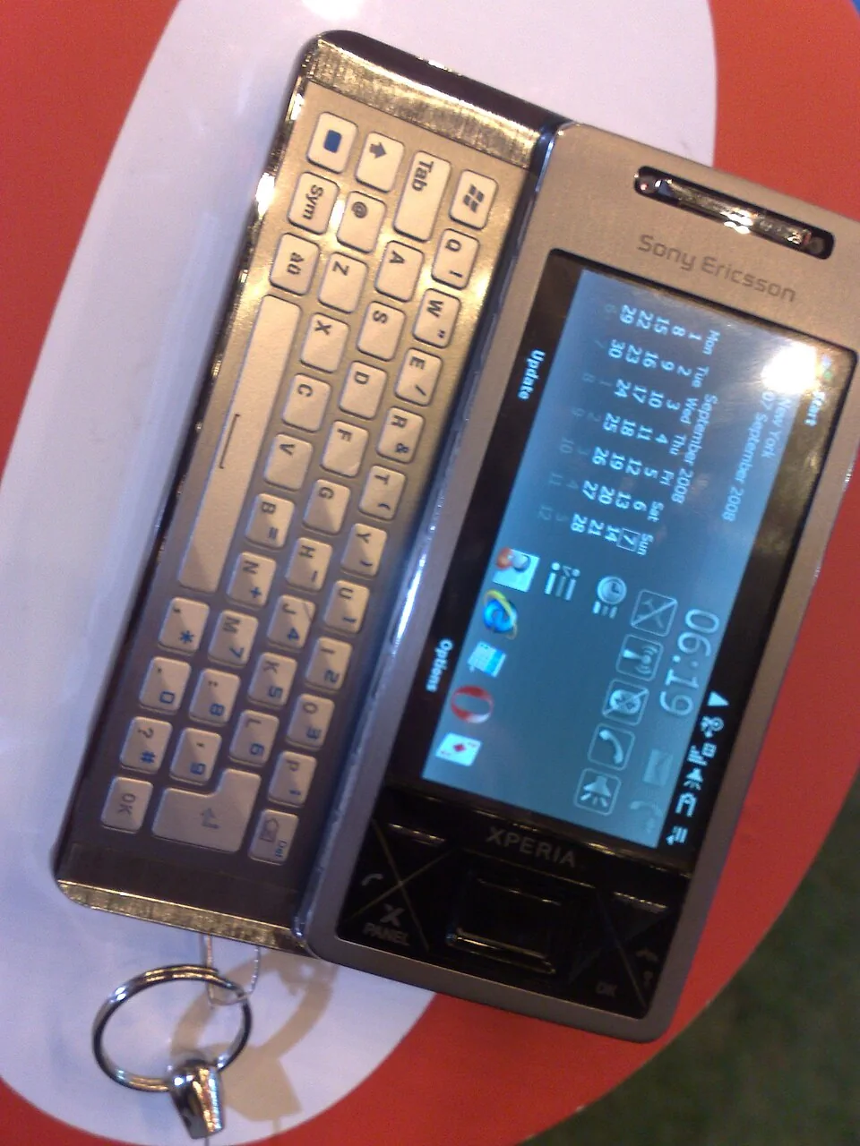 2008年10月 Opera 展台 Xperia X1 展示机，滑盖键盘展开