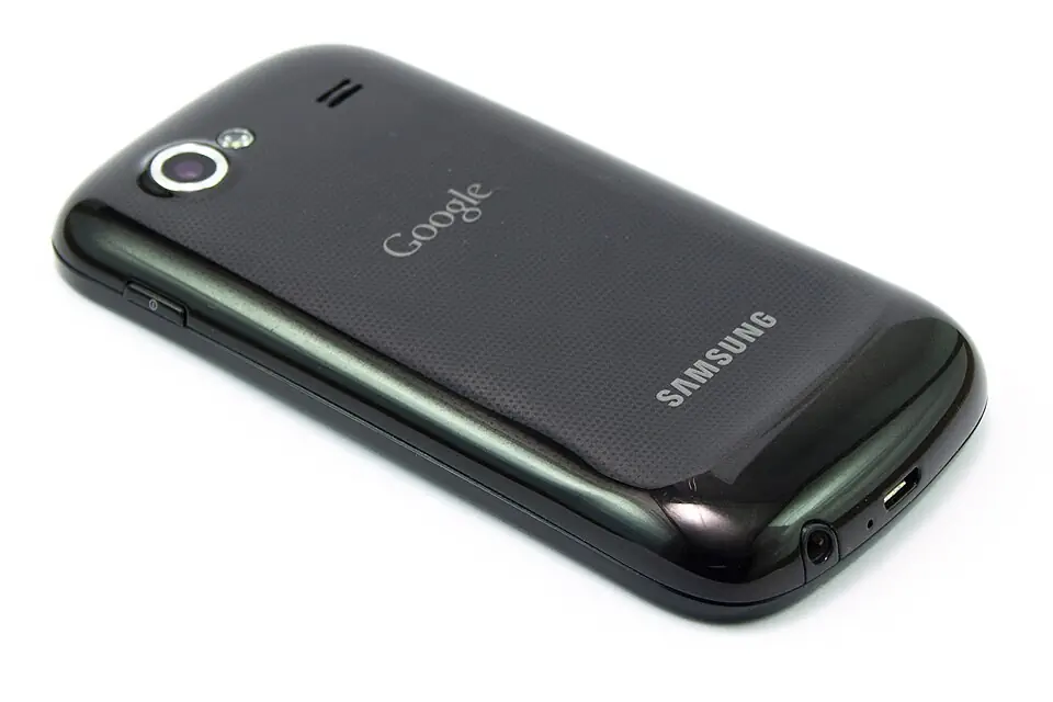 Nexus S 实机背面，可见后摄、闪光灯及 Samsung 标识