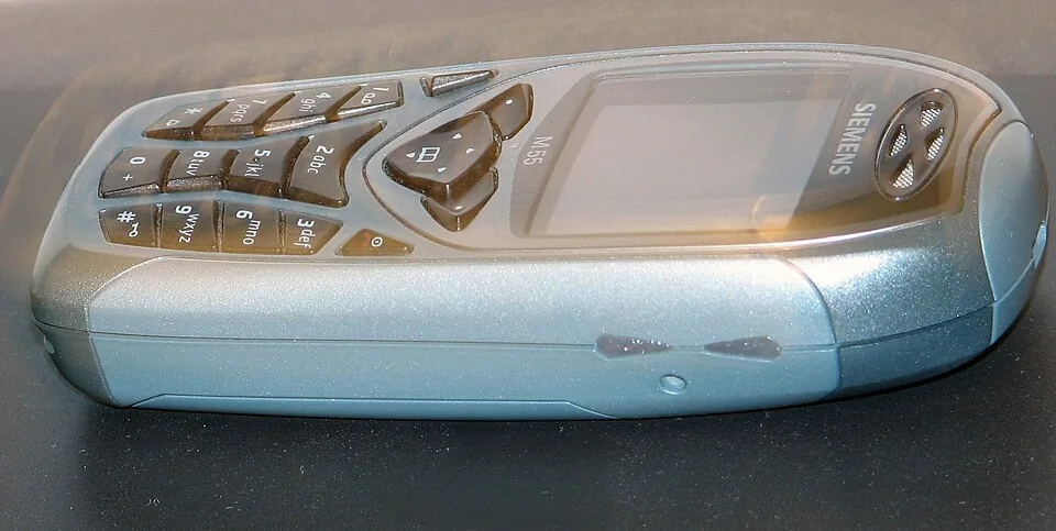 Siemens M55 实机侧面近照，显示侧边外壳与按键