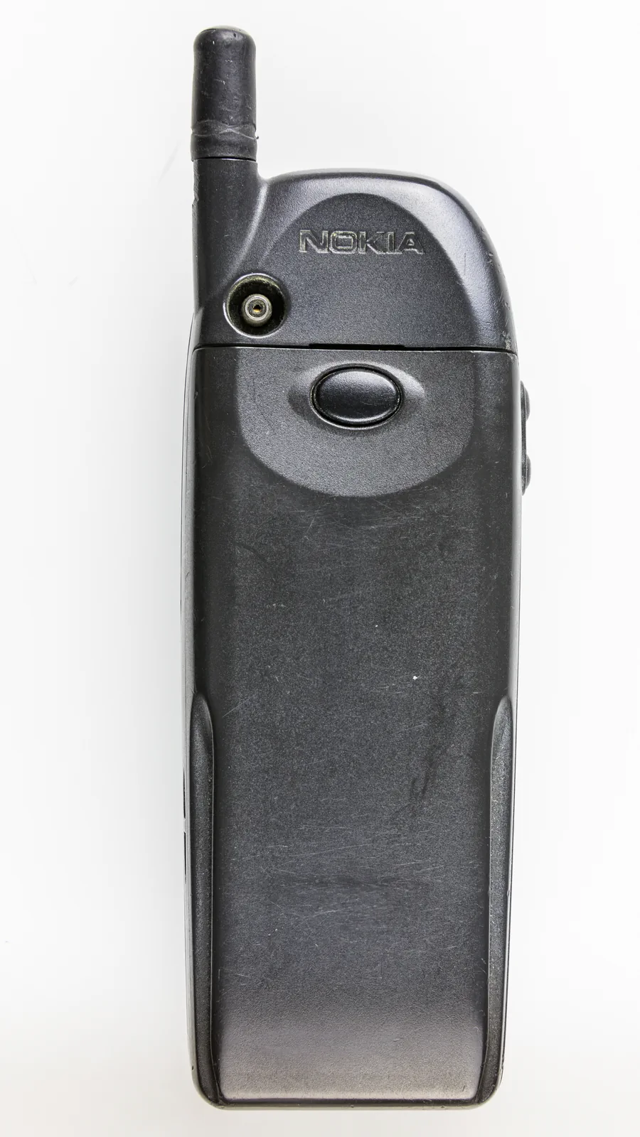 Nokia 6110 背面电池、释放键与外接天线接口，保留原磨损