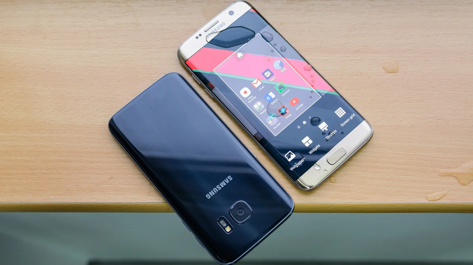 右侧金色 S7 edge 正面与左侧黑色平面 S7 背面比较原图，保留桌面及水珠
