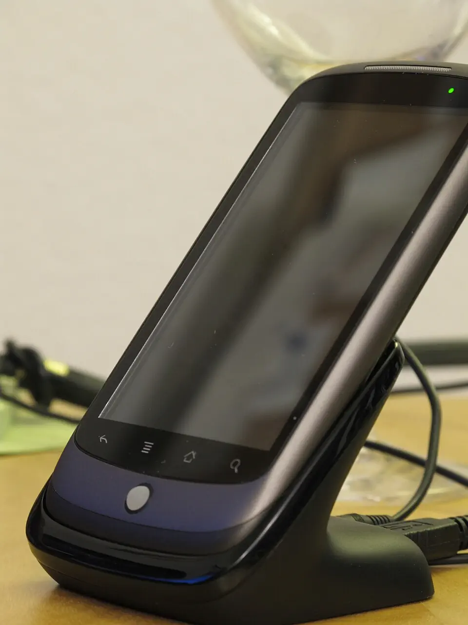 Nexus One 实机置于桌面底座，屏幕与轨迹球可见
