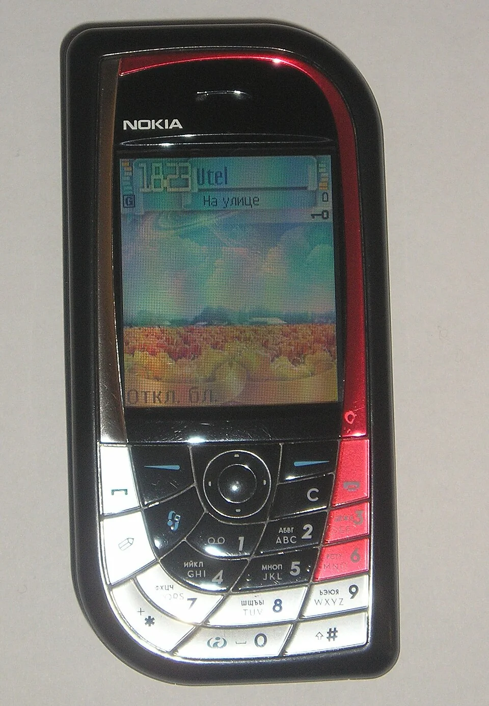 Nokia 7610 正面原始实机照片，保留背景