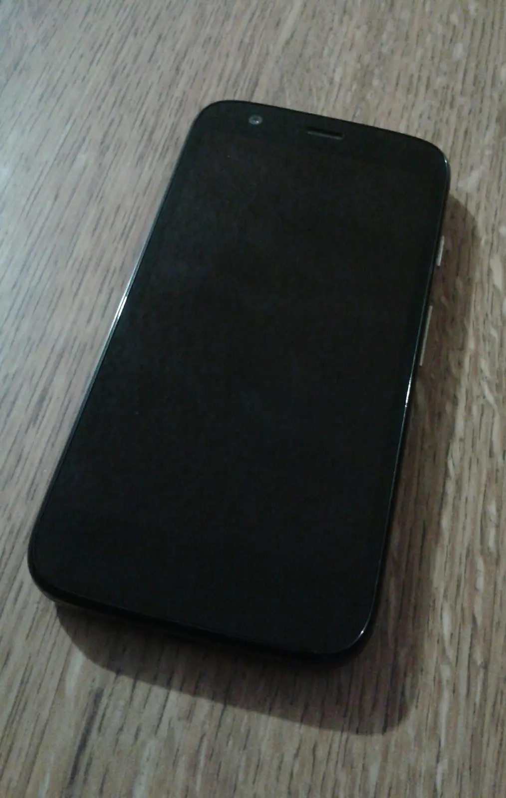 首代 Motorola Moto G 黑色实机正面，来源标注 XT1032 8GB