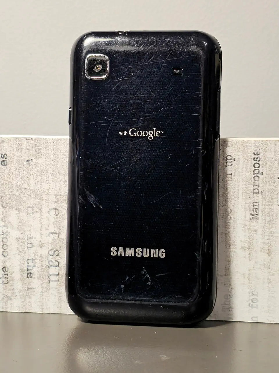 三星 Galaxy S GT-I9000 实机背面，可见相机与扬声器开孔
