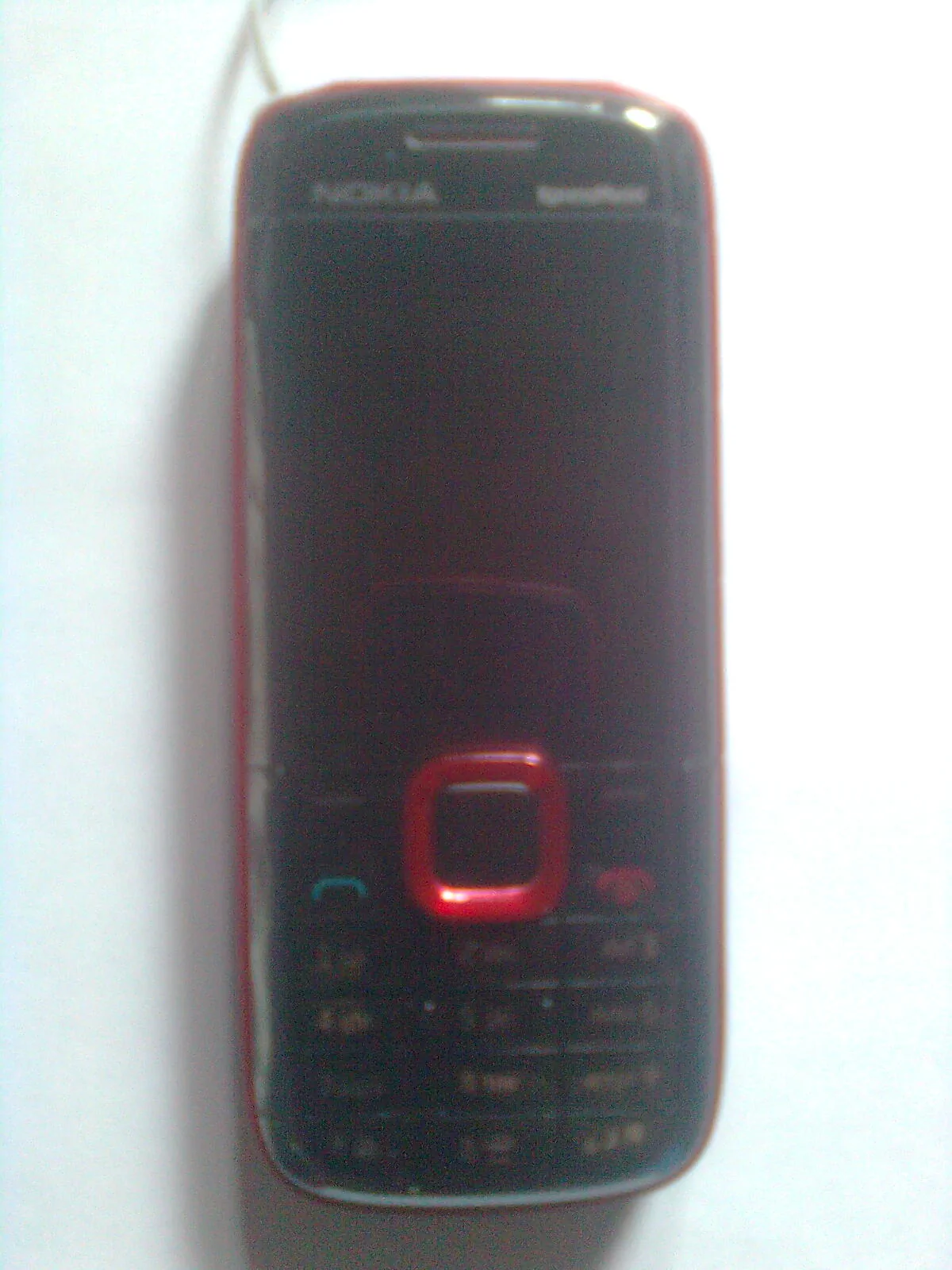 Nokia 5130 XpressMusic 红色机身，原始照片未作清晰化处理