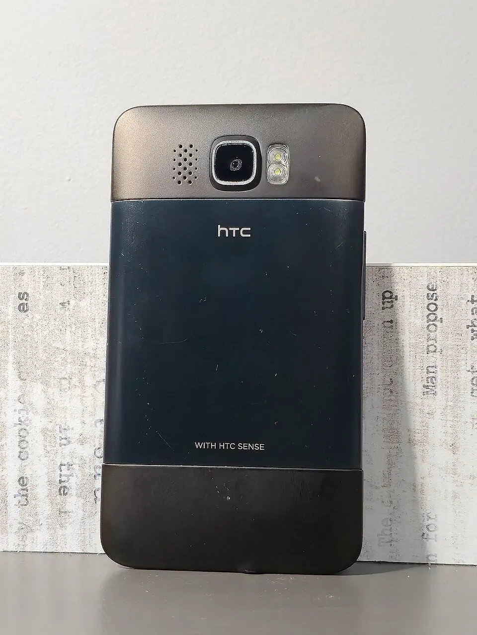 HTC HD2 实机背面，金属电池盖、相机及双 LED 闪光灯