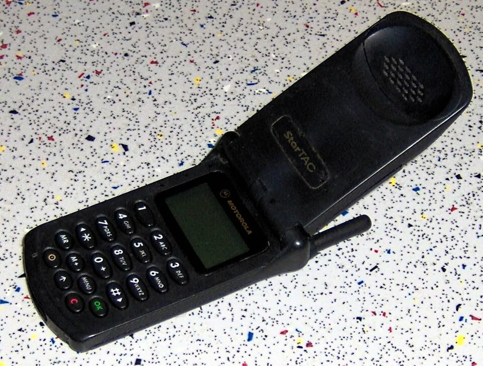1997 年生产的 GSM 版本 Motorola StarTAC；仅作地区版本对照