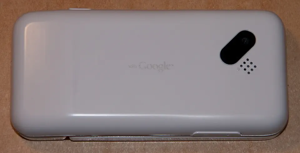 白色 HTC Dream 实机背面，后置相机与扬声器开孔