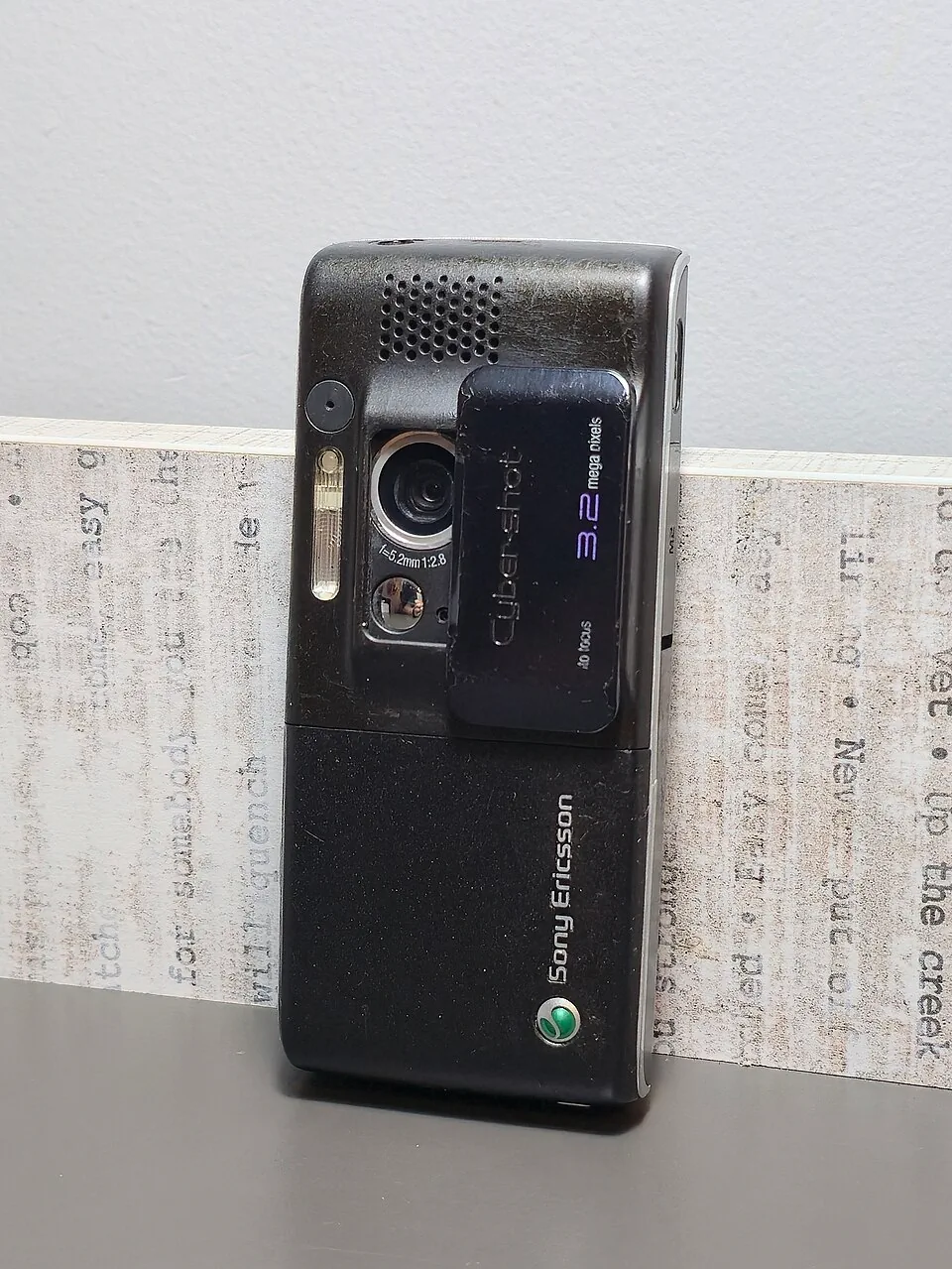 索尼爱立信 K800i 实机背面，镜头盖打开