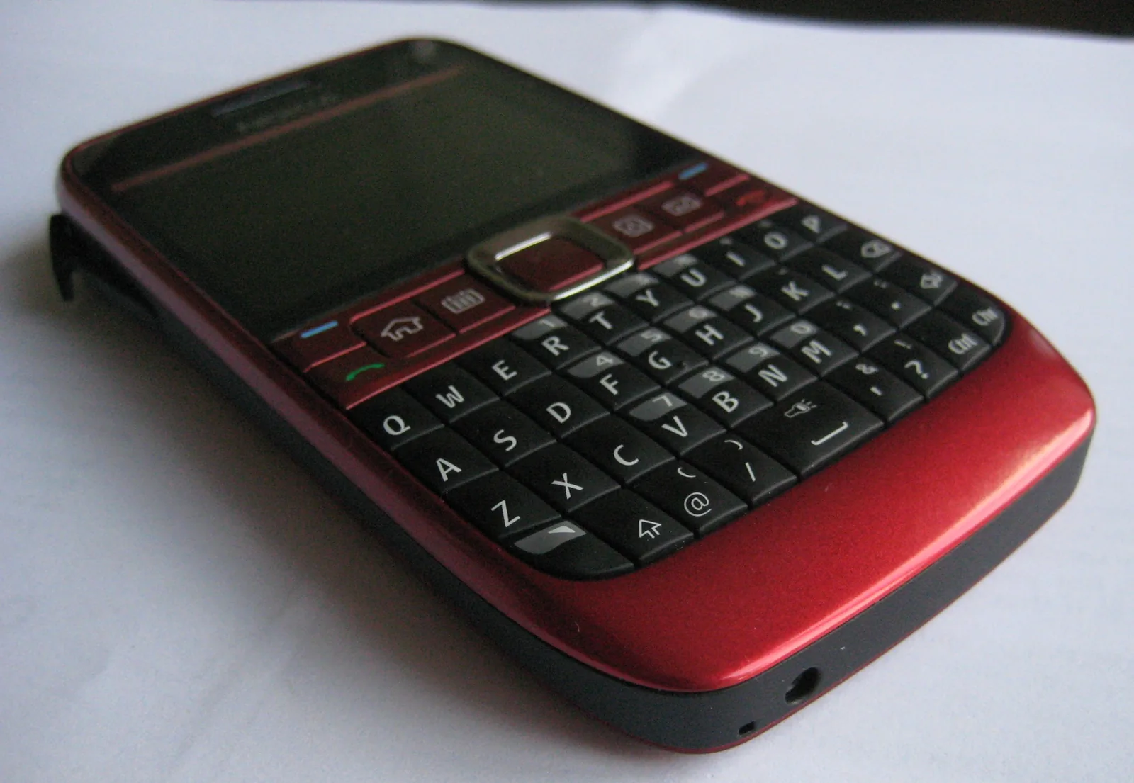 Nokia E63 红色实机斜放，保留原始照片