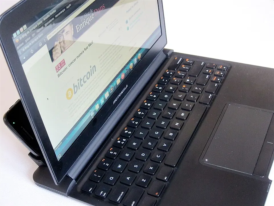 Atrix 选配 Lapdock 实物展示 Webtop 浏览器；不是独立笔记本电脑