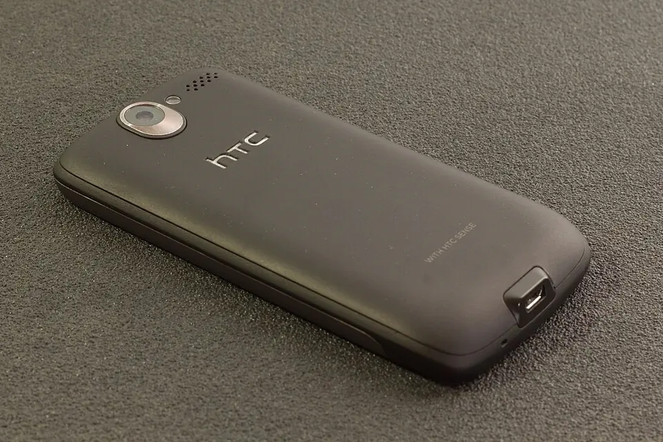初代 HTC Desire 实机背面，可见相机、闪光灯与可拆后盖