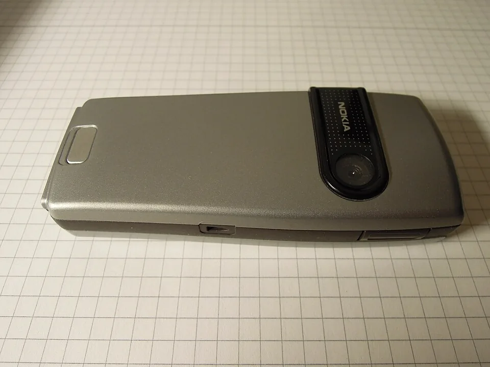 Nokia 6230 后盖闭合的背面实物照片